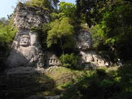 壮大な熊野磨崖仏の全景