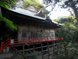 切り立った崖に建つ奥之院