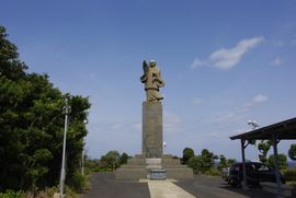 大師像の建つ高台